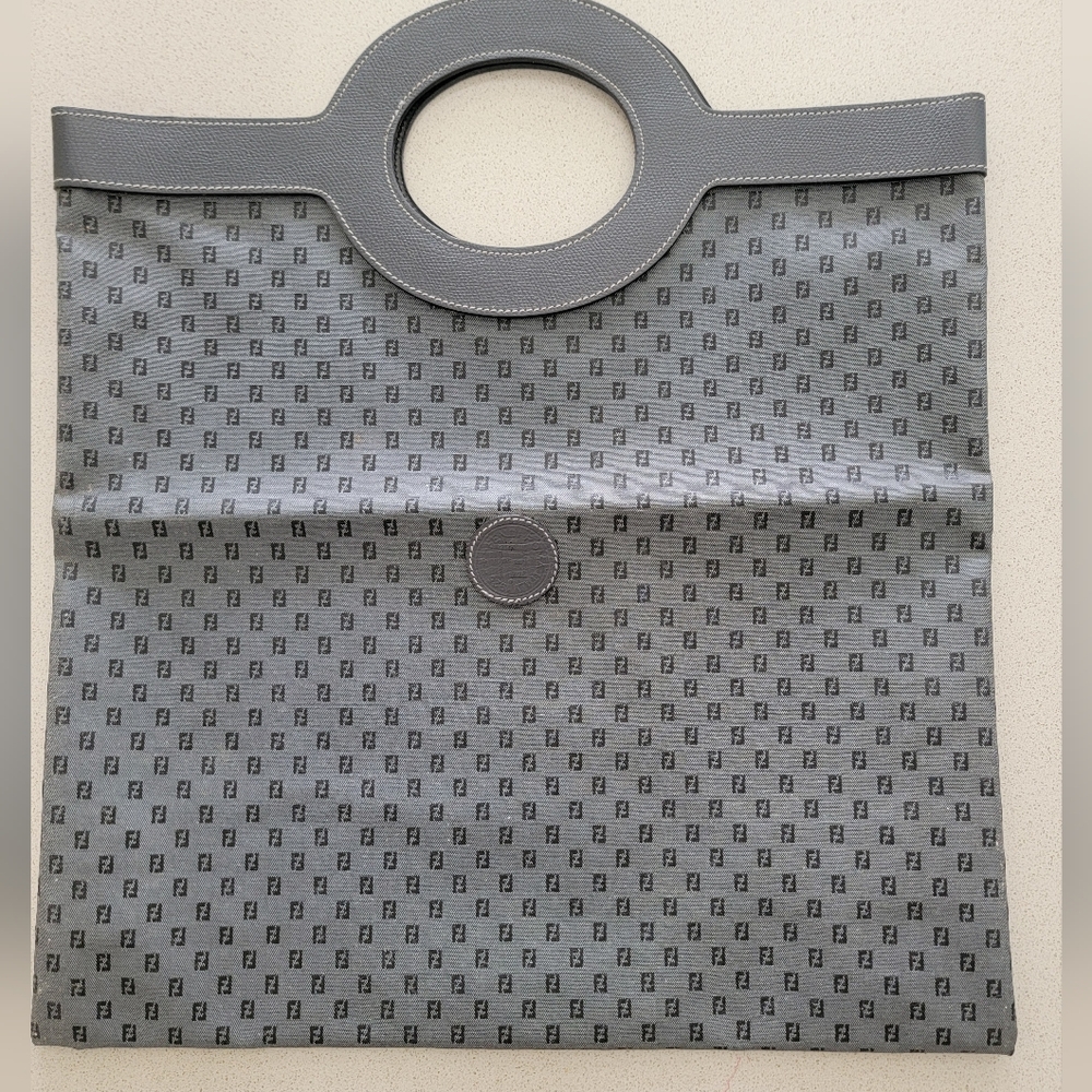 Authentic Fendi Sac - Picture 2 of 9